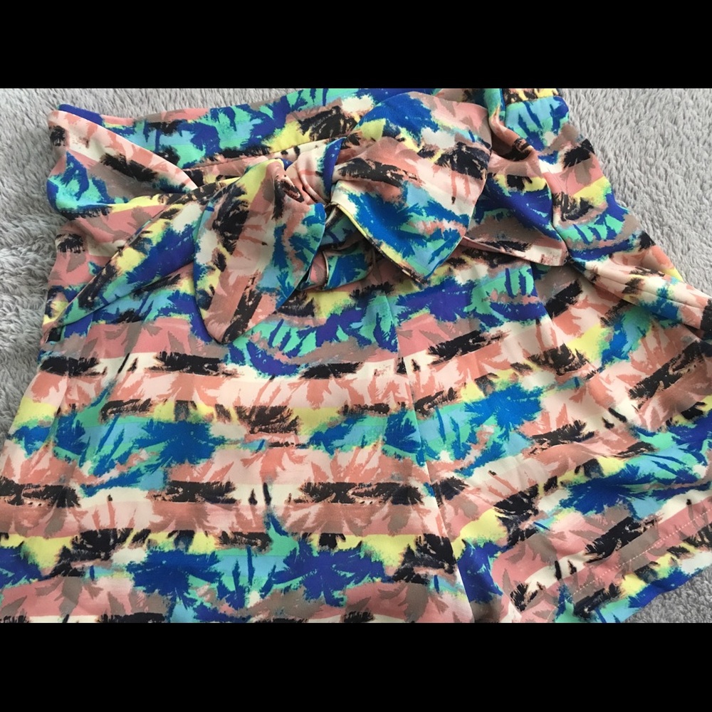patterned shorts with a flutter - Picture 3 of 5